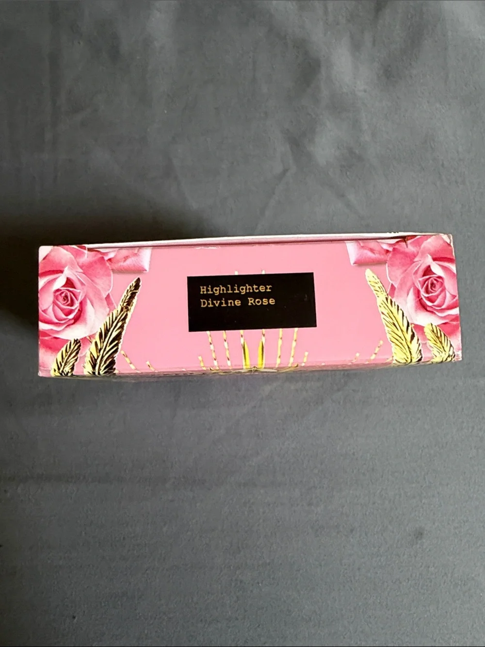 Pat McGrath Divine Rose highlighter Round Compact Palette – Rose Pink